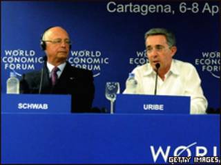 El presidente de Colombia, Álvaro Uribe (der.) habla al lado del presidente del Foro Económico Mundial, Klaus Schwab