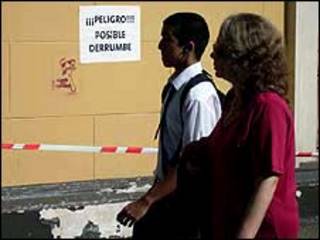 La fachada de la Universidad de Chile hace recordar todos los días los efectos del terremoto.