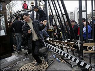 Manifestantes en un edificio gubernamental en Bishkek.