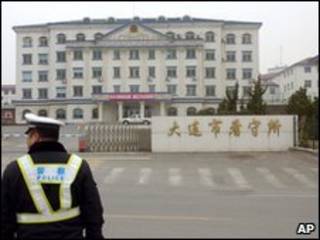 Un policía se para al frente de la prisión china donde se realizaron las ejecuciones.