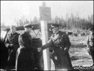 Советские и норвежские пограничники жмут руки друг другу на границе двух стран в 1944 году (РИА Новости)
