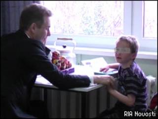 Уполномоченный по правам ребенка Павел Астахов и 7-летний Артем Савельев (РИА Новости)
