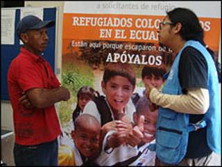 Un refugiado colombiano y un trabajador del ACNUR.