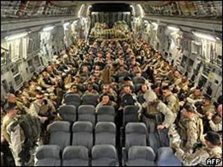 Soldados estadounidense partiendo desde la base de Manas hacia Afganistán