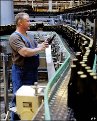 Рабочий завода Carlsberg в Дании
