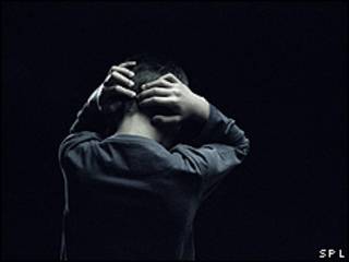 Niño solo.