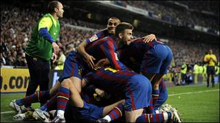 لاعبو برشلونة يحتفلون بالهدف الثاني