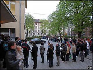 Fila para votar en Budapest