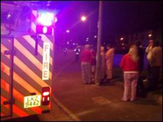 Personas cerca del sitio de la explosión en Irlanda del Norte.
