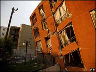 Edificio destruido en Santiago por el terremoto en Chile
