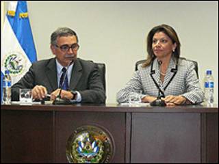 Laura Chinchilla acompañada por el canciller designado René Castro.