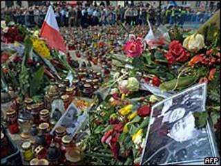 Velas y flores en la Plaza Pilsudski de Varsovia en honor al fallecido Lech Kaczynski y su esposa