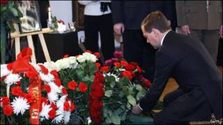 Президент РФ Дмитрий Медведев возлагает венок в посольстве Польши в Москве 12 апреля 2010 г.