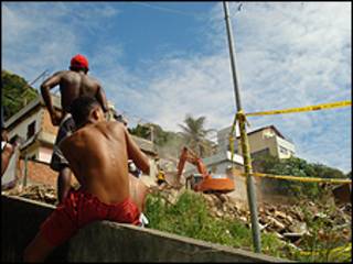 Moradores observam demolição no Morro do Uburu, Rio de Janeiro (foto: Caio Quero)