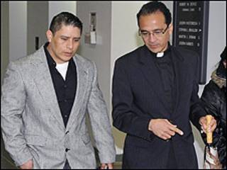 Joselo Lucero (izqu.), llega al juicio acompañado del padre Alan Ramírez, quien le apoya en el caso