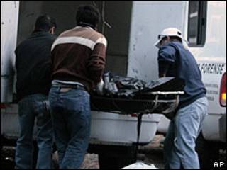 Forenses cargan los cuerpos de seis hombres asesinados en Cuernavaca, campo de batalla de los Beltrán Leyva