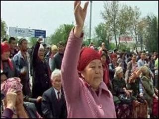 Жалолободда Бакиев тарафдорлари намойиши(15-апрел)