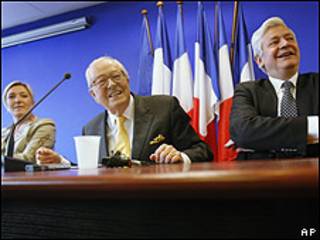 De izquierda a derecha, Marine Le Pen, Jean-Marie Le Pen y Bruno Gollnisch