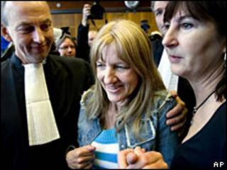 Lúcia de Berk (centro) na saída do Tribunal. Foto AP