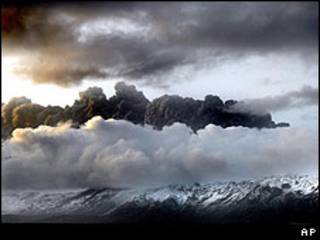 Nuvem de cinzas sobre a geleira de Eyjafjallajokull