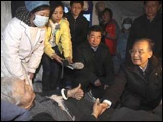 Wen Jiabao visita vítima de terremoto no Tibete (Xinhua)