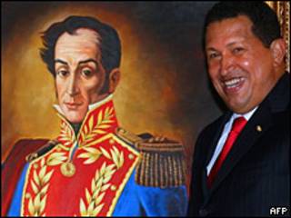 O presidente da Venezuela, Hugo Chávez, em frente ao quadro de Simón Bolívar. Foto AFP