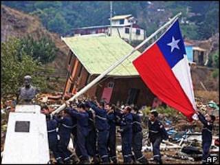 Marineros chilenos izan bandera en la Isla Juan Fernandez, 4 de marzo de 2010