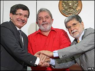 O ministro das Relações Exteriors turco, Ahmet Davutoglu, o presidente Lula e o chanceler Celso Amorim
