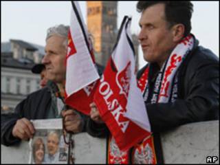 Asistentes al funeral en Polonia