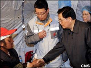 胡錦濤在玉樹看望正在接受治療的傷病(中新社圖片,18/04/2010)