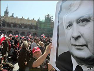 Multitudes acuden al funeral del presidente polaco