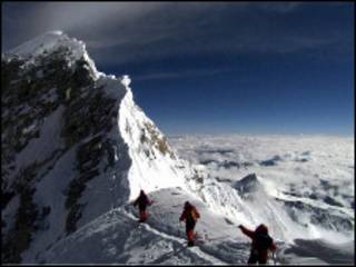 Un grupo de montañeros sube al Everest