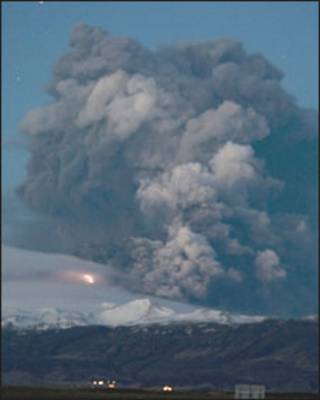 Nuvem lançada por erupção no vulcão Eyjafjallajoekull. Foto: Halldor Kolbeius/ AFP/ Getty