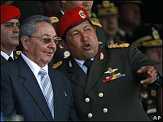 Hugo Chávez, presidente de Venezuela (dcha), junto al presidente de Cuba, Raúl Castro