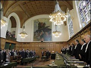 Diplomáticos de Argentina y Uruguay escuchan el fallo del Tribunal en La Haya