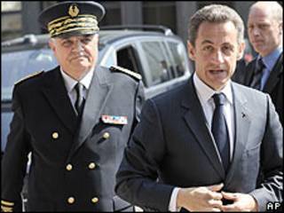 Nicolás Sarkozy con el prefecto Christian Lambert