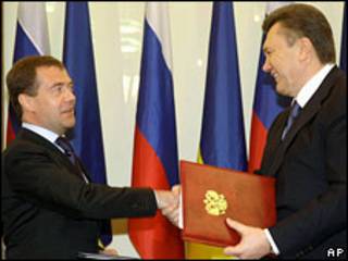 Дмитрий Медведев и Виктор Янукович (21 апреля 2010 года)