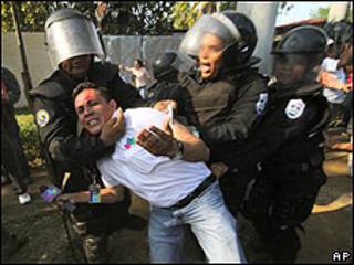 Periodista nicaragüense es trasladado por la policía tras resultar herido en enfrentamientos en Managua