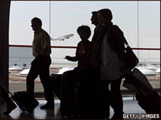 Pasajeros en el aeropuerto de Charles de Gaulle de París