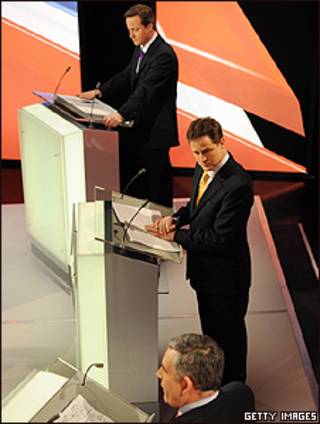 da esquerda para a direita: David Cameron, Nick Clegg e Gordon Brown