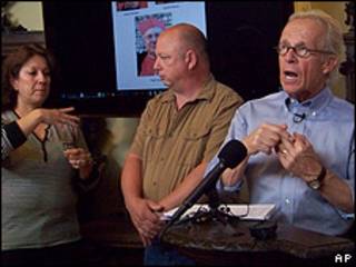Intérprete (izquierda), Dean Weissmuller (centro), Jeff Anderson (derecha) en rueda de prensa en Milwaukee, Wisconsin