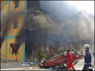 Amuk massa buruh di Batam menimbulkan kerusakan fisik