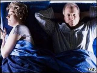 Una pareja en la cama