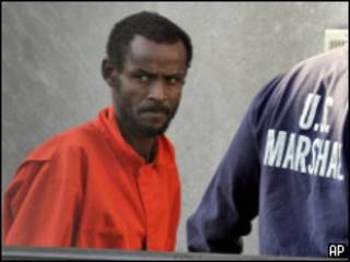 Uno de los somalíes llega a los juzgados