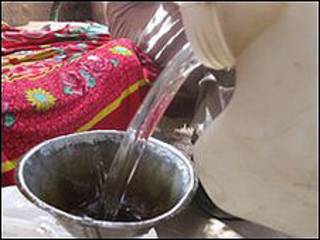 Waragi, ginebra hecha en casa, Uganda