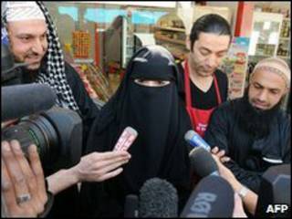 المرأة المنقبة الي فرضت عليها الشرطة غرامة بسبب ارتداء النقاب
