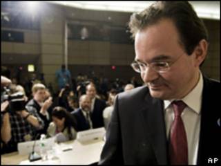 O ministro de Finanças da Grécia, George Papaconstantinou, durante coletiva de imprensa neste domingo (AP)