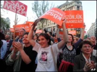 Partidários do Fidesz comemoram vitória nas urnas (AP)