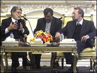 Amorim e Larijani (direita) em Teerã