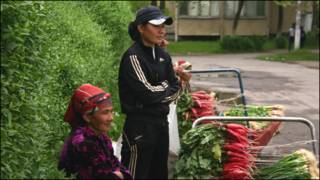Кўкат сотаётган ўзбекистонлик аёллар